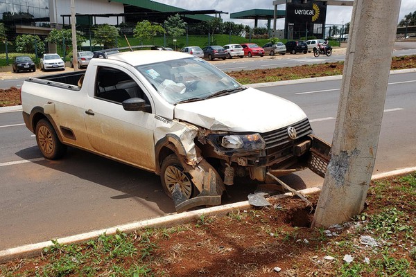 Motorista perde o controle da direção e acerta em cheio poste de iluminação na avenida Marabá