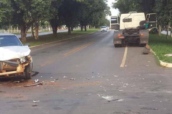 Carro fica com a frente totalmente danificada em acidente com cavalo mecânico na avenida JK