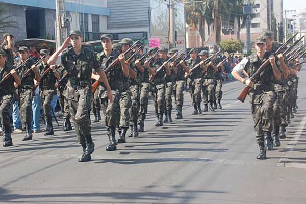 Patenses acordam cedo para assistir ao Desfile da Independência na Avenida Getúlio Vargas