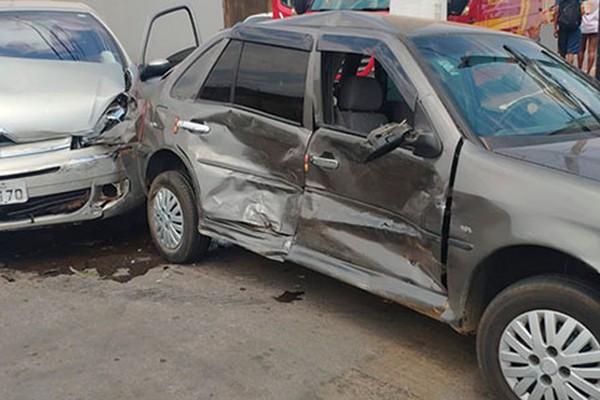 Após avanço de parada, carros batem e passageira fica ferida em esquina com alto índice de acidentes