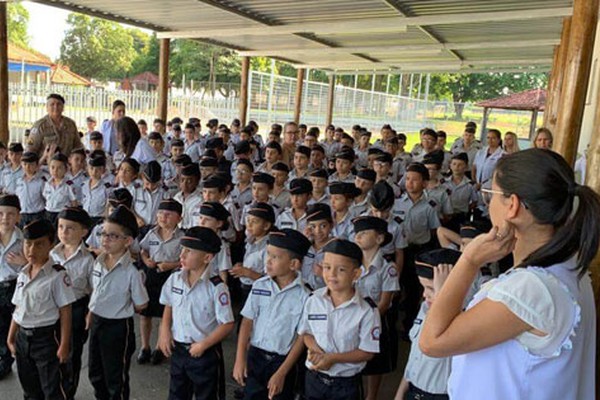 Alunos do Tiradentes voltam às aulas com grito de guerra e compromisso com os estudos; veja 