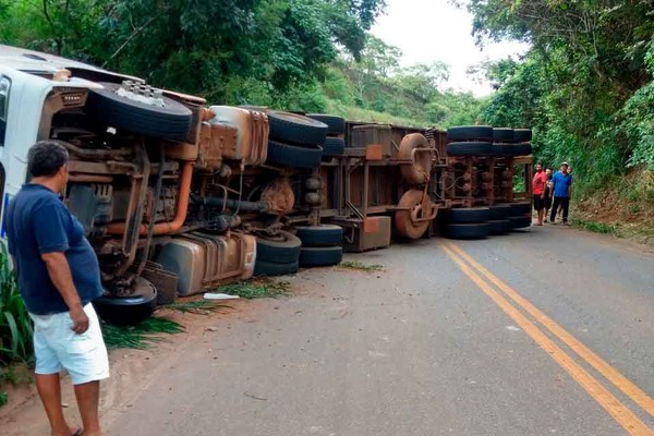 Carreta para tombada na MG 188 após motorista perder o controle e atingir o barranco