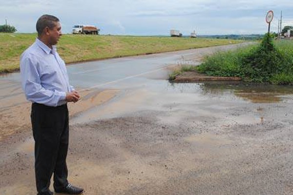 Esgoto volta em avenida do Planalto e incomoda empresários e moradores