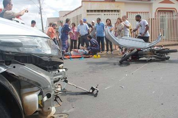 Motorista avança parada obrigatória no Centro e bate em cheio em motociclista