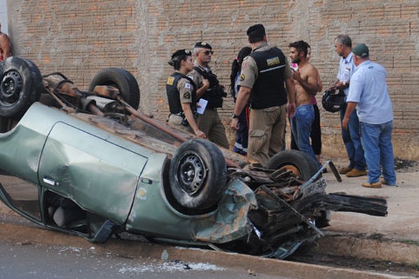 Condutor inabilitado perde o controle do veículo e capota depois de bater em muro na Avenida JK