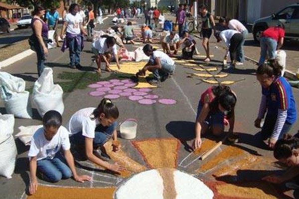 Centenas de fiéis se unem em mutirão para confeccionar os tapetes de Corpus Christi