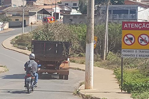 Moradores cobram medidas para evitar que caminhões continuem passando em local proibido 