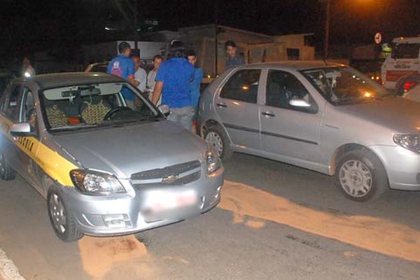 Motorista bate na traseira de outro veículo e provoca acidente com 4 automóveis no centro