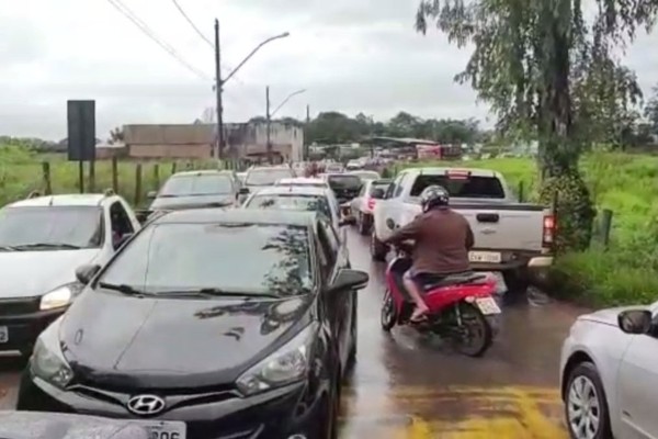 Ponte do Arco tem grande congestionamento para ver nível do Rio Paranaíba em Patos de Minas