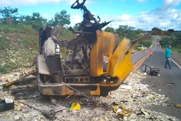 Criminosos fortemente armados voltam a explodir carro forte na BR040 próximo a Paracatu