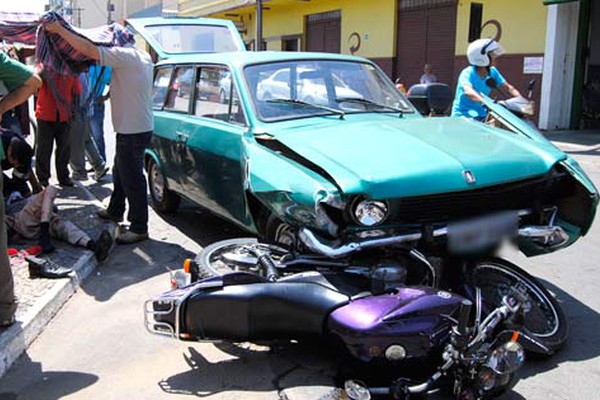 Veículo bate em ônibus e atinge seis motocicletas no centro da cidade deixando um ferido