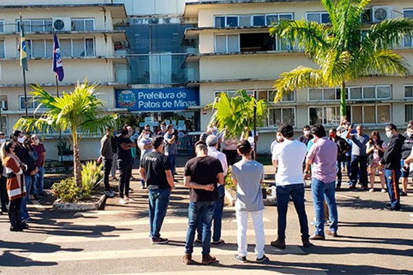 Lojistas fazem manifestação na Prefeitura e cobram medidas para evitar fechamento do comércio