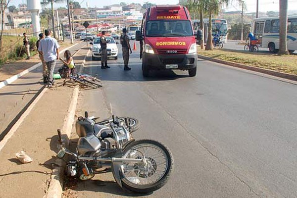 Ciclista na contramão e fora da ciclovia na JK bate de frente com motociclista e acaba ferido