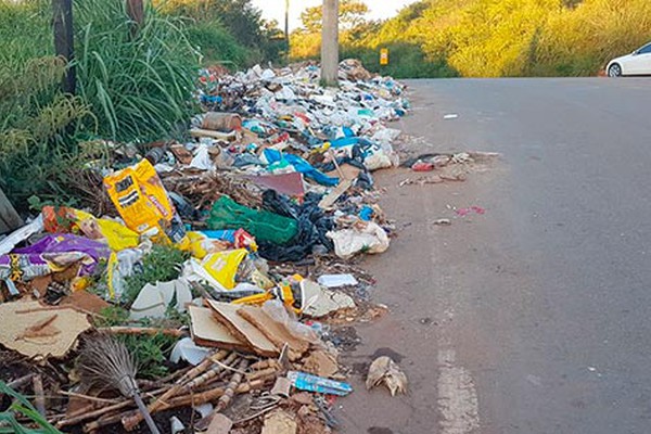 Lixo toma conta de margem da estrada logo após a ponte sobre o Rio Paranaíba