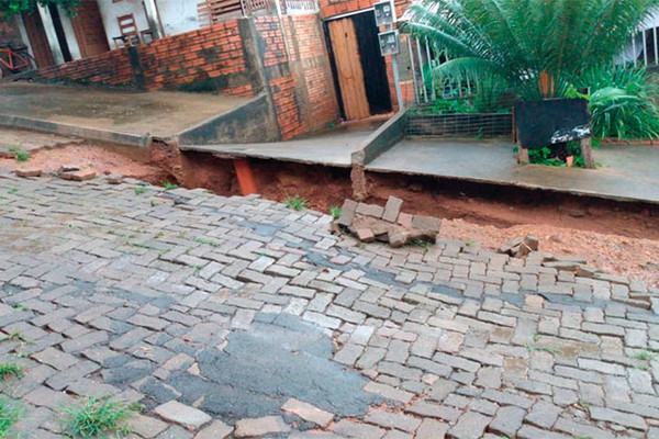 Enxurrada destrói pavimentação de rua e ameaça estrutura de casas em Patos de Minas 