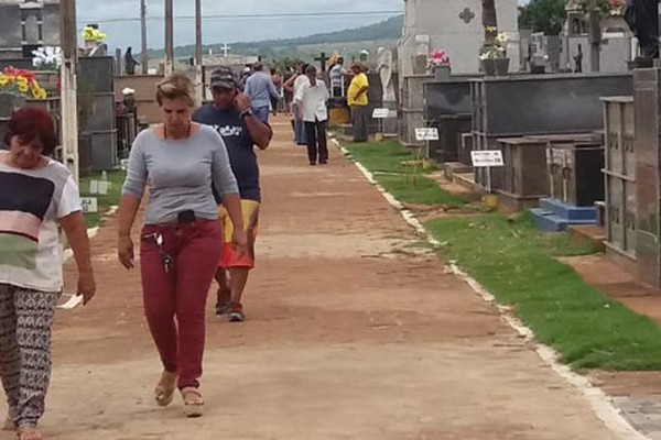 Preparativos para a celebração de Finados levam centenas de pessoas ao Cemitério Municipal