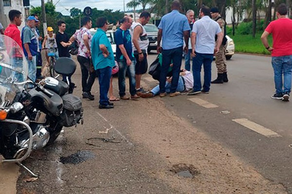 Motociclista tem que ser socorrido até o hospital após perder o controle e cair na Avenida JK