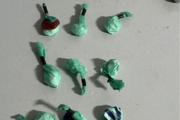 Casal acaba preso por tráfico de drogas após usuário ser agredido e roubado em Patos de Minas