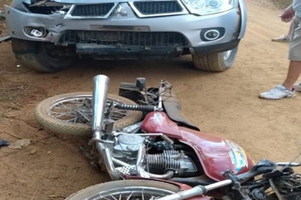 Motociclista tem que ser transferido para o Hospital Regional ao bater de frente com caminhonete