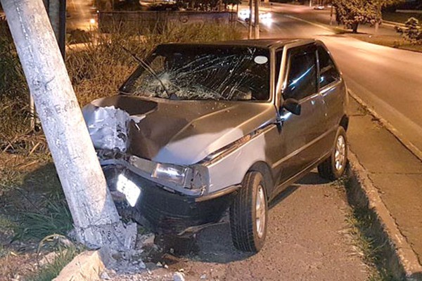 Motorista fica ferido na face ao perder o controle na JK e atingir violentamente um poste