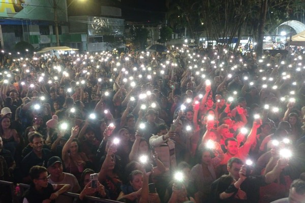 Público acende lanterna, canta, bate palmas e dança no show de Mayck e Lyan; veja ao vivo