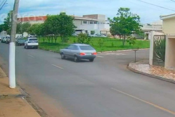 Vídeo mostra homem furtando carro em plena luz dia; proprietário pede ajuda para encontrá-lo