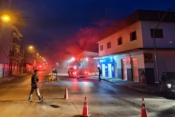 Vela deixada em cima da geladeira pode ter causado incêndio em apartamento em Presidente Olegário