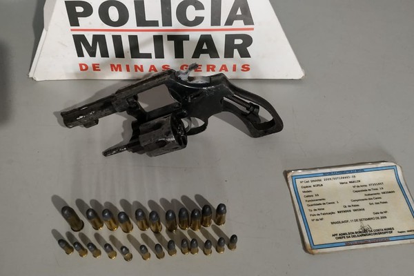 Homem não aceita fim de namoro, ameaça mulher e acaba preso com arma em Patos de Minas