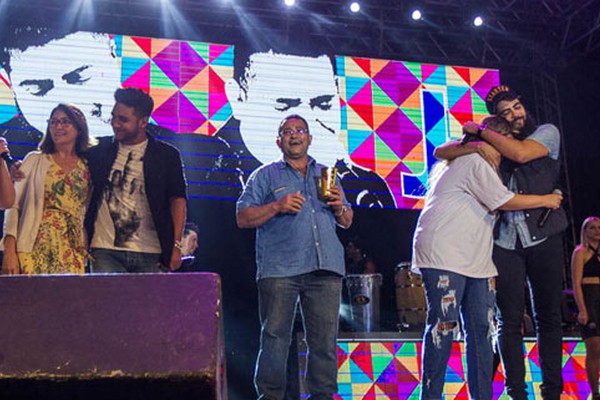 Marília Mendonça e Maiara fazem surpresa e empolgam multidão no show de Henrique e Juliano