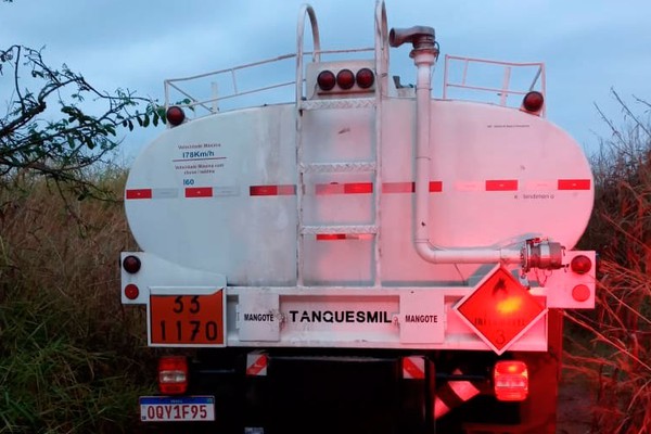 Caminhoneiro é preso furtando gasolina que transportava para posto de Carmo do Paranaíba