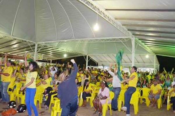 Jogos da Copa do Mundo movimentam bares e praças de Patos de Minas