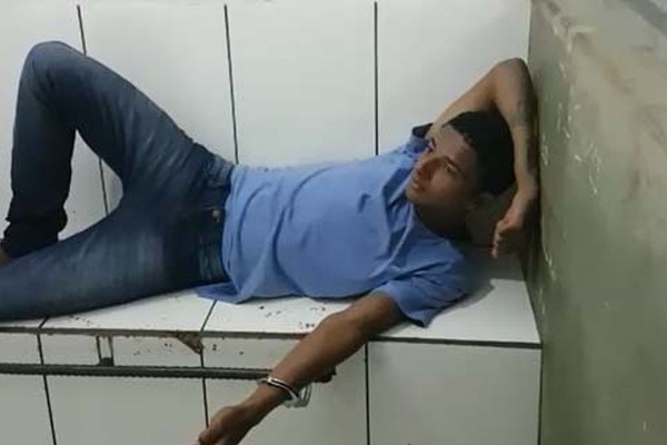 Assaltante chama vítima de vagabundo, leva cadeirada e atira, mas acaba preso pela PM