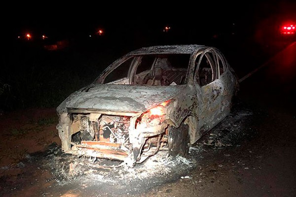 Carro pega fogo quando condutora trafegava pela BR146 e fica totalmente destruído