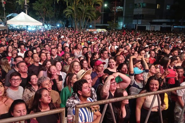 Público lota Fenapraça na noite deste sábado; veja ao vivo