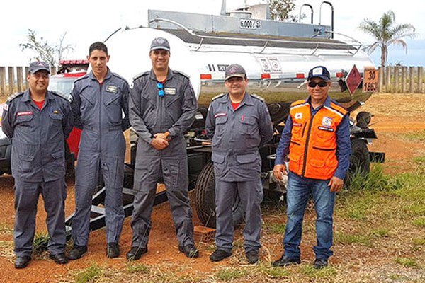 Bombeiros instalam tanque de combustível no aeroporto para agilizar transporte de pacientes