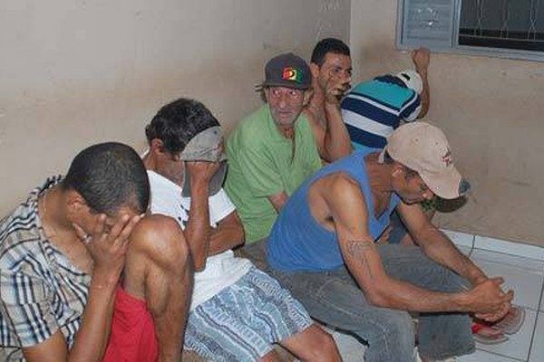 PM apreende muita droga, dinheiro e arma de fogo e prende até senhor de 72 anos