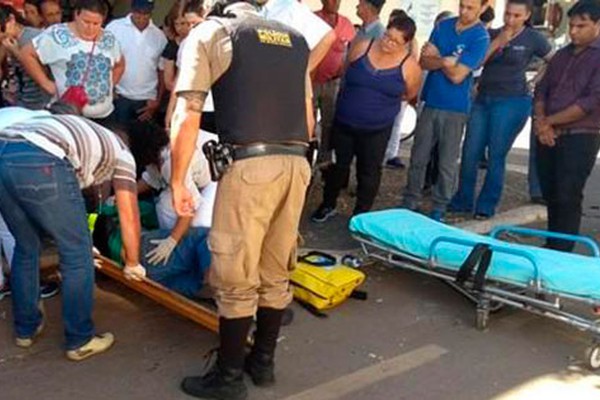 Motorista faz conversão proibida e bate em motociclista no centro de Carmo do Paranaíba