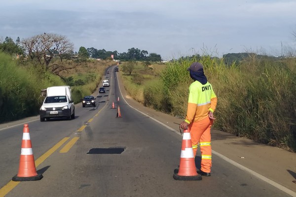 Equipes do DNIT realizam operação tapa-buracos em trechos da BR 365 nesta manhã