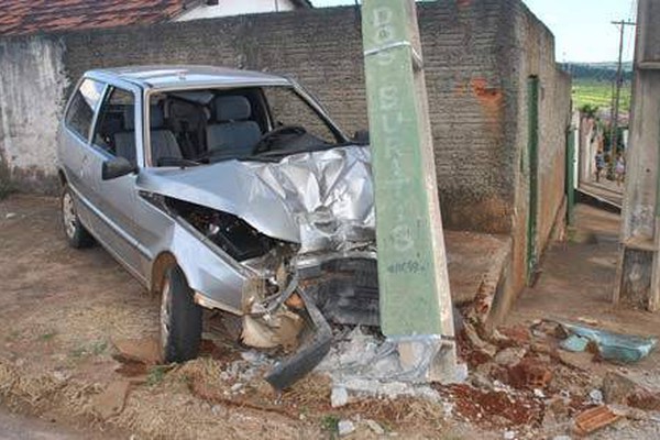 Jovem sem habilitação bate carro violentamente contra poste e acaba no hospital