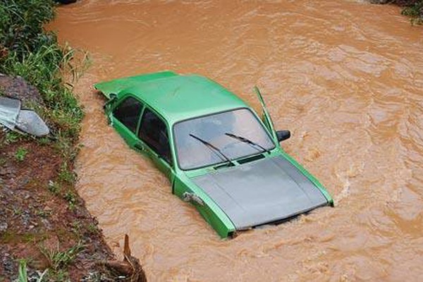 Motorista perde o controle ao cair em buraco e vai parar dentro do Córrego do Monjolo