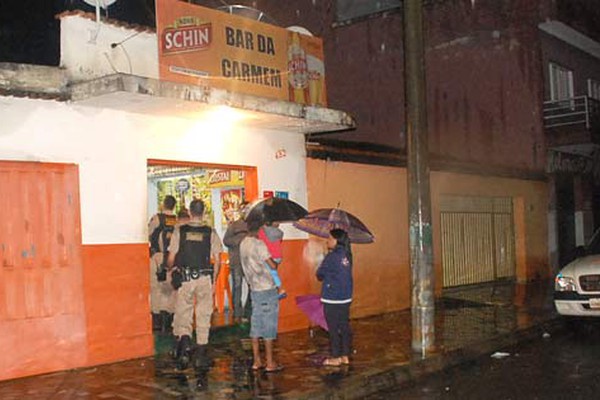 Dupla em moto abre fogo em bar e jovem escapa da morte ao fugir para casa da vizinha