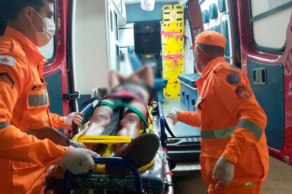 Garoto esfaqueado no bairro Cristo Redentor é socorrido pelos Bombeiros em estado grave