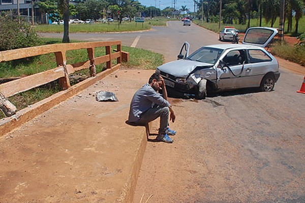 Motorista embriagado perde o controle e vai parar em mureta de ponte do Monjolo