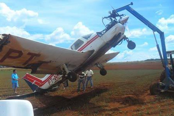 Avião tem problemas técnicos e obriga piloto a pousar em lavoura de alho