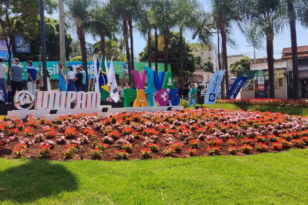 Mais bonita, colorida e aconchegante. Revitalização da Praça Champagnat é entregue e emociona a todos