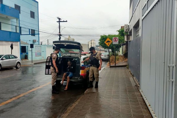 Jovem furta veículo após invadir salão e pegar as chaves, mas acaba preso em Patos de Minas