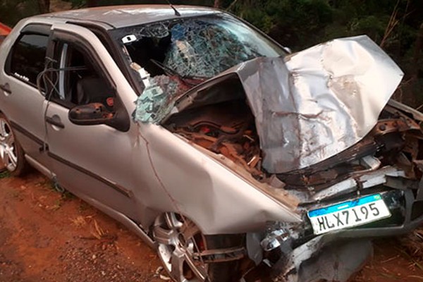 Mulher sofre fratura exposta depois de motorista perder controle e bater em árvore em Monte Carmelo