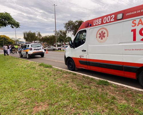 Motociclista fica ferido após bater em carro que avançou parada na avenida JK