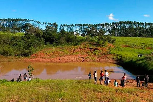 Adolescente se afoga em represa, criança corre para pedir ajuda e desaparece na mata