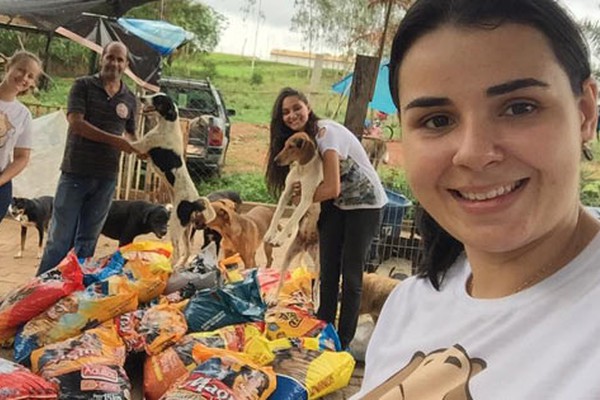 Projeto de alunas de Veterinária do UNIPAM arrecada 400kg de ração para animais abandonados